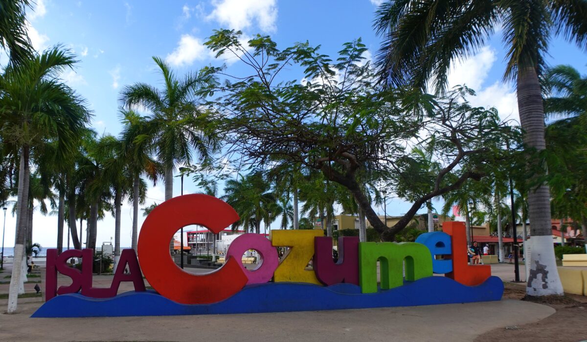 Letreiro turístico escrito Cozumel